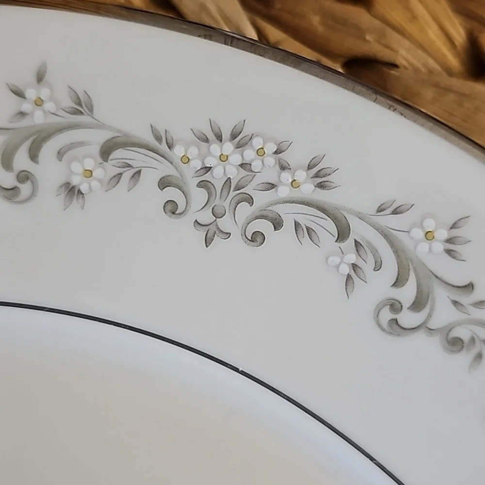 NORITAKE ‘Parkridge’ Dinner Plate 10 5/8” (7561) Discontinued Japan